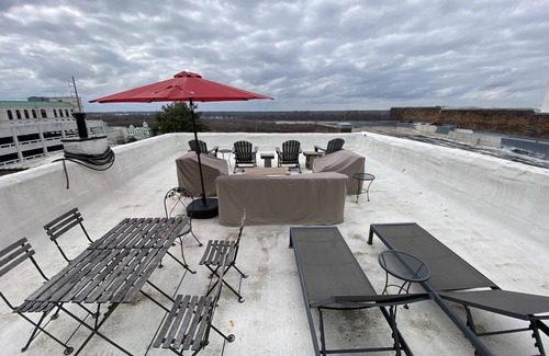 Vicksburg Condo | Riverview Gallery Loft with Rooftop Terrace & Spa Access