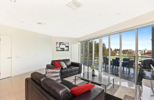 Victor Harbor Apartment | Premium Gallery Resort Style Penthouse with Ocean View