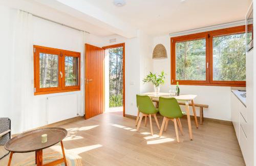 Can Ginebre Apartment | Gallinero - Family-Friendly Apartment in a Catalan Oasis