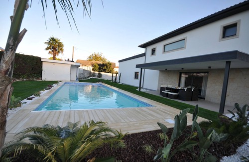 Barcelos House | Gallo's House: Premier Retreat with Ocean Views & Spa