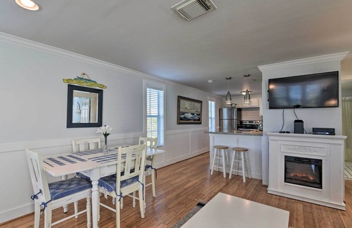 Galveston Cottage | Beachside Galveston Cottage with Deck & Ocean View