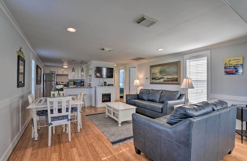 Galveston Cottage | Beachside Galveston Cottage with Deck & Ocean View