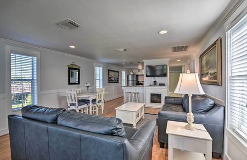 Galveston Cottage | Beachside Galveston Cottage with Deck & Ocean View