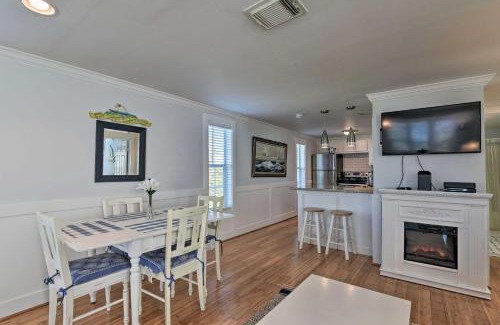 Galveston House | Cozy Galveston Cottage with Deck Steps from the Beach