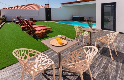 Alenquer Bed & Breakfast | Gamboas Place: Oceanfront Escape with Pool & Hot Tub