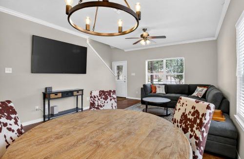 College Station House | Game Day Getaway Near Texas A&M home