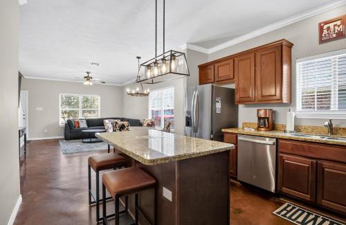 College Station House | Game Day Getaway Near Texas A&M home