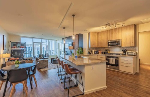 Downtown Phoenix Apartment | Game Day in PHX | Pool,Gym,Parking,Balcony,W/D