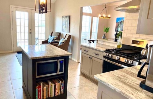 Glenhaven House | Game Day Retreat: 75" TV, Pet-Friendly & Near TAMU