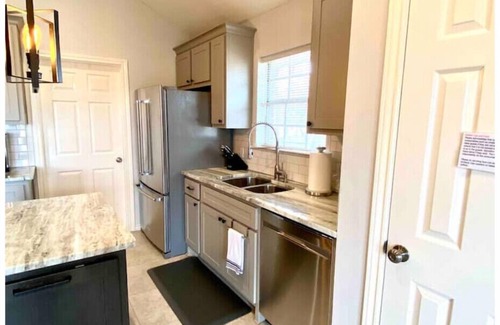 Glenhaven House | Game Day Retreat: 75" TV, Pet-Friendly & Near TAMU