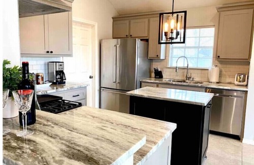 Glenhaven House | Game Day Retreat: 75" TV, Pet-Friendly & Near TAMU