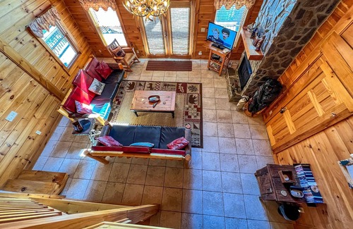 Grassy Creek Cabin | Inviting Dream Mtn Lodge: Scenic Views & Hot Tub Retreat