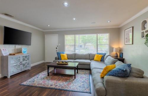 Medical Center District House | Family-Friendly Hotel with Game Room & Pool near Medical Center