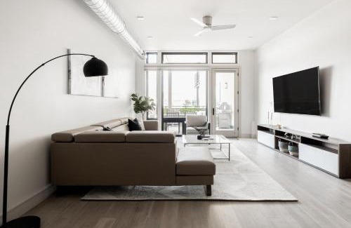 Jefferson Park House | Gameday Oasis with Private Balcony in Jefferson Park