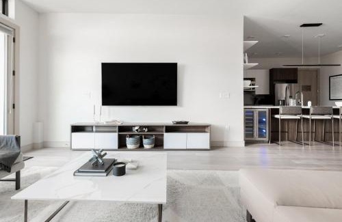 Jefferson Park House | Gameday Oasis with Private Balcony in Jefferson Park