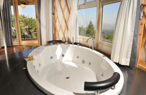 Amirim Cabin | Gan-Hamlachim: Oceanfront Escape with Spa & Hot Tub