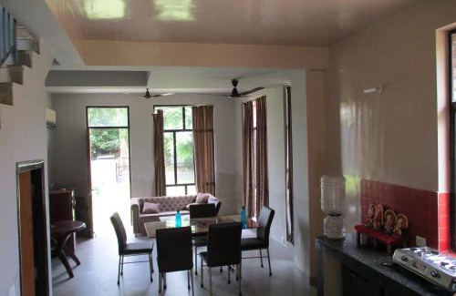 Roychak Apartment | Inviting Ganga Kutir Oak Villa in Raichak with Breakfast