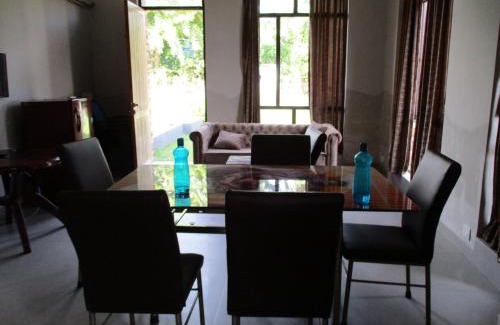 Roychak Apartment | Inviting Ganga Kutir Oak Villa in Raichak with Breakfast