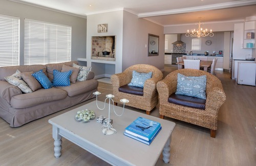 Gansbaai House | Gansbaai Seafront Holiday House: Perfect for Family Getaways