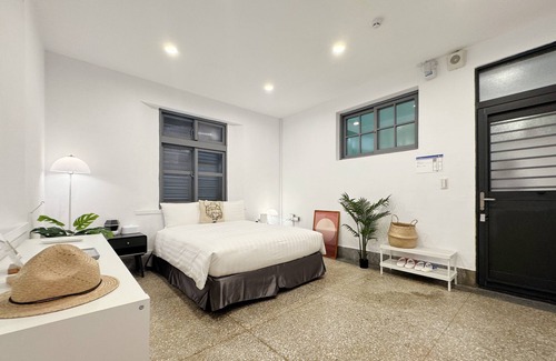 Qingshui District Hotel | Experience Gaomei Lighthouse: Family-Friendly Retreat