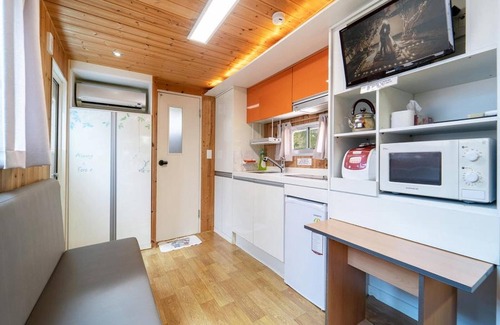 Gapyeong House | Relax at Gapyeong Karabankaempingnongwon with Pool Access