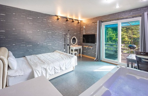 Buk House | Top Rated Gapyeong Topclouds Pet & Spa Pension with Pool