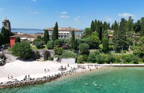 Sirmione Old Town Apartment | Garda Amore: Guest Rated 10/10 with Oceanfront Amenities