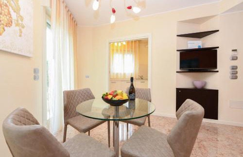 Sirmione Old Town Apartment | Garda Amore: Guest Rated 10/10 with Oceanfront Amenities
