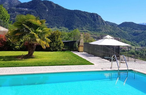 Voiandes Apartment | Garda Spirit: Oceanfront Retreat with Pool & Breakfast