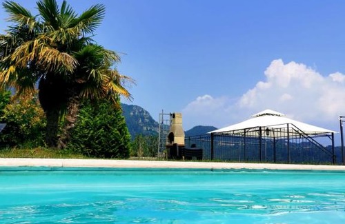 Voiandes Apartment | Garda Spirit: Oceanfront Retreat with Pool & Breakfast