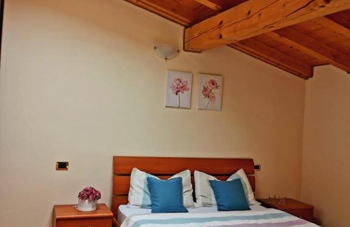 Voiandes Apartment | Garda Spirit: Oceanfront Retreat with Pool & Breakfast