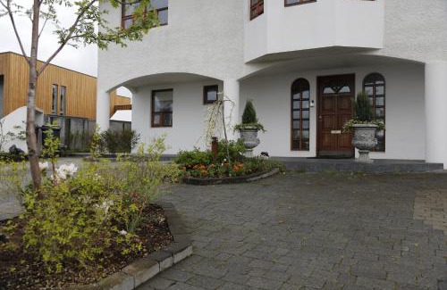 Hafnarfjordur Apartment | Elegant Gardabær Sea View Apartment with Hot Tub Amenities