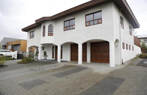 Hafnarfjordur Apartment | Elegant Gardabær Sea View Apartment with Hot Tub Amenities