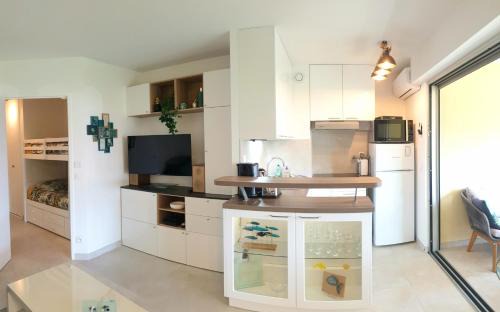 La Bocca Apartment | Cozy Garden and Beachfront Apartment with Sea Views in Cannes