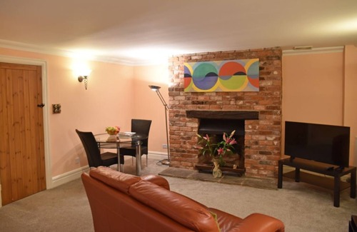 Knutsford Apartment | Cozy Garden Apartment in Leafy Knutsford with Breakfast