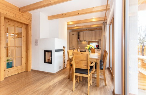 Lahntal Apartment | Inviting Garden Apartment Mandl with Pool & Spa near Zell am See