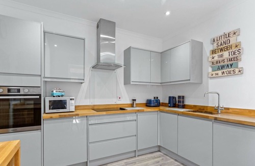 Hythe Apartment | Ideal Garden Apartment Steps from the Beach with Parking