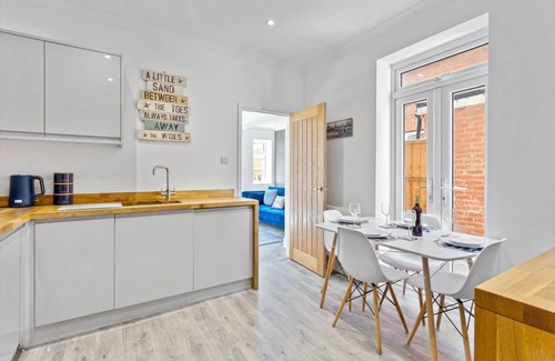 Hythe Apartment | Ideal Garden Apartment Steps from the Beach with Parking