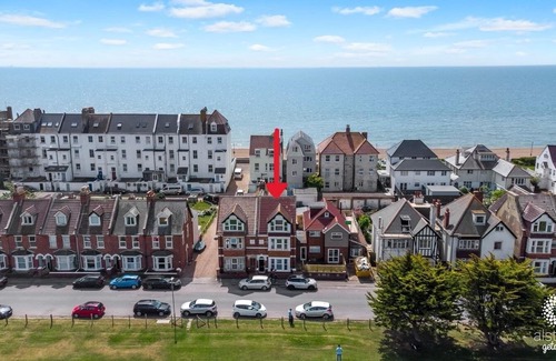 Hythe Apartment | Ideal Garden Apartment Steps from the Beach with Parking