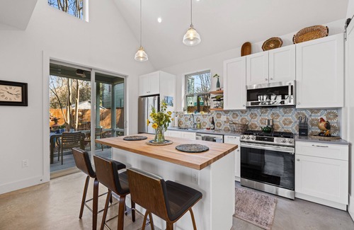 Brentwood Cottage | Garden casita.Central ATX.King bed.Full bath.Private entrance.5 miles downtown.