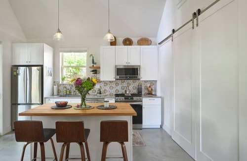 Brentwood Cottage | Garden casita.Central ATX.King bed.Full bath.Private entrance.5 miles downtown.