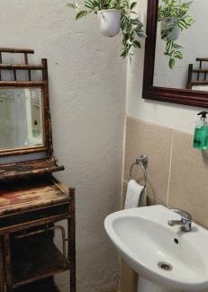 Beaufort West House | Cozy Garden Corner Guesthouse with Oceanfront Amenities