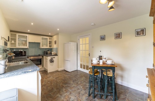 Gargunnock Cottage | Garden Cottage: Ideal Retreat with Kitchen & Breakfast