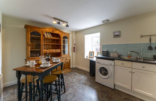 Gargunnock Cottage | Garden Cottage: Ideal Retreat with Kitchen & Breakfast
