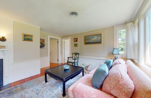Manchester-by-the-Sea House | Cozy Garden Cottage by the Sea with Oceanfront Views