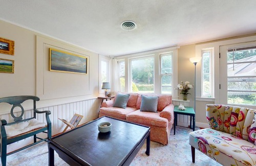 Manchester-by-the-Sea House | Cozy Garden Cottage by the Sea with Oceanfront Views