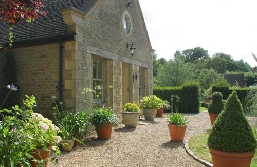 Black Bourton House | Charming Garden Cottage: Family-Friendly 5-Star Retreat