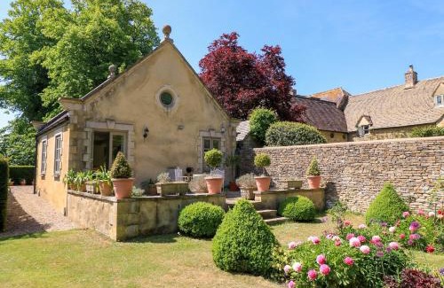 Black Bourton House | Charming Garden Cottage: Family-Friendly 5-Star Retreat