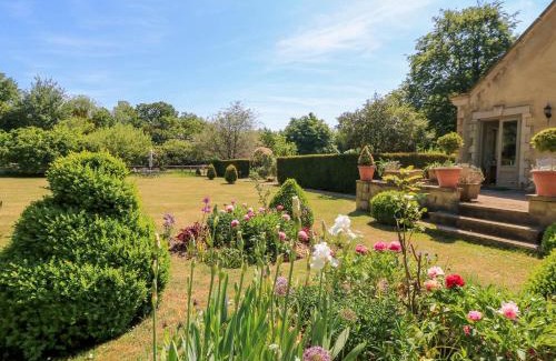 Black Bourton House | Charming Garden Cottage: Family-Friendly 5-Star Retreat