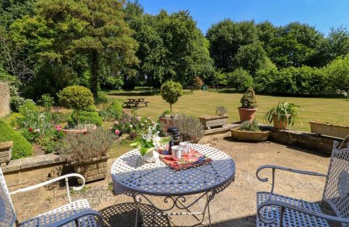 Black Bourton House | Charming Garden Cottage: Family-Friendly 5-Star Retreat